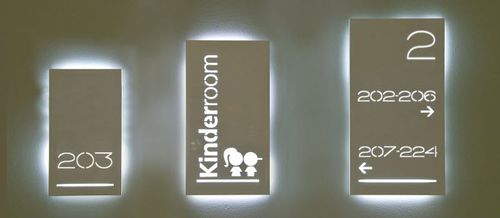 Schild zur Orientierung - SAVLED - APIR SRL - wandmontiert / Plexiglas® / Metall