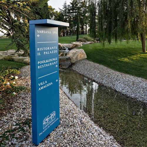 Stele zur Beschilderung - SPEAK - APIR SRL - LED / für öffentliche Bereiche