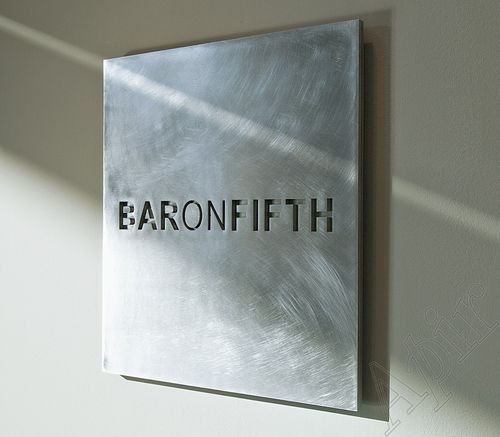 Wandmontiertes Schild - AVENUE - APIR SRL - Metall / für den Innenraum