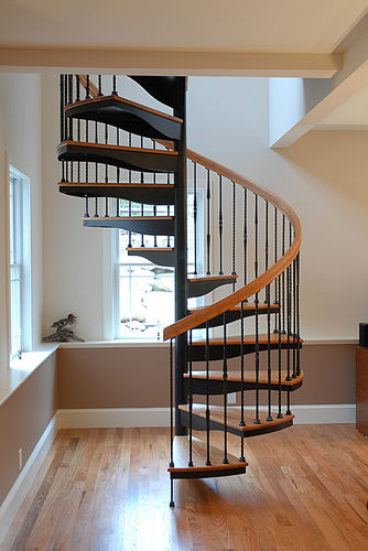 Wendeltreppe - FI - Salter Spiral Stair - Holzstufen / mit Metallstruktur / modern