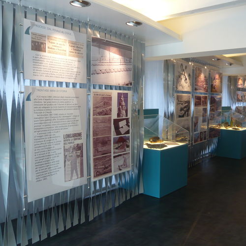 Präsentierregal für Zeitungen und Zeitschriften - ROD BAR - MUSEO - STUDIO T - hängend / Metall / Platten