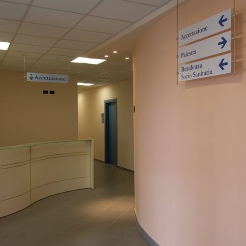 Schild zur Orientierung - ROD BAR S-SOSPESO - STUDIO T - hängend / Plexiglas® / gebürsteter Edelstahl