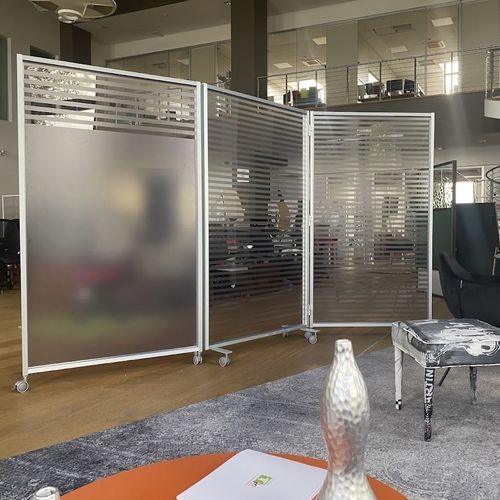 Selbsttragende Bürotrennwand - TWIST - STUDIO T - Polycarbonat / Aluminium / modulierbar