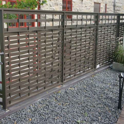 Zaun mit Stangen WOVEN 5350 BATTIG DESIGN Garten / Aluminium