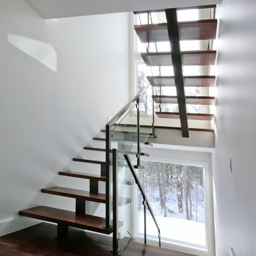 Gerade Treppe - BACKBONE 006 - BATTIG DESIGN - halbgewendelt / Holzstufen / mit Stahlstruktur