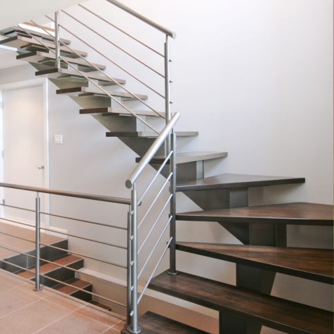 Gerade Treppe - BACKBONE 2440-7 - BATTIG DESIGN - Holzstufen / mit Stahlstruktur / modern