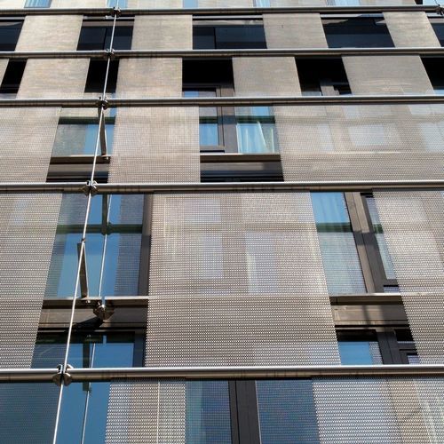 Gewobenes Metall / für Fassaden - COURTYARD - Cambridge Architectural Mesh - Dreiecksvermaschung / silberfarben / Platten