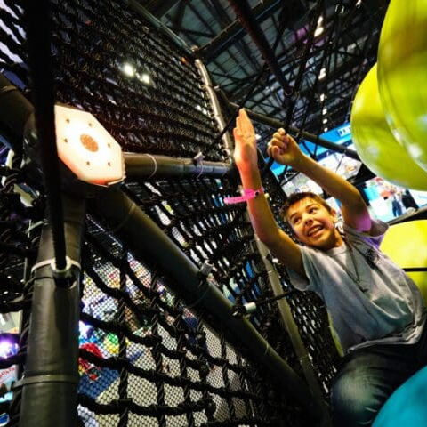 Interaktiver Trimm-Dich-Pfad - HIVE CHALLENGE  - Soft Play LLC - zickzackförmig / Klettergerüst / Stahl