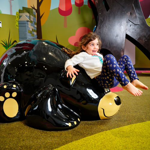 Schaumstoffskulptur - HARLOW THE BEAR  - Soft Play LLC - freistehend / für Spielplätze / schwarz