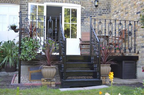 Gerade Treppe - VICTORIAN RANGE - British Spirals & Castings - Metallstufen / mit Metallstruktur / traditionell