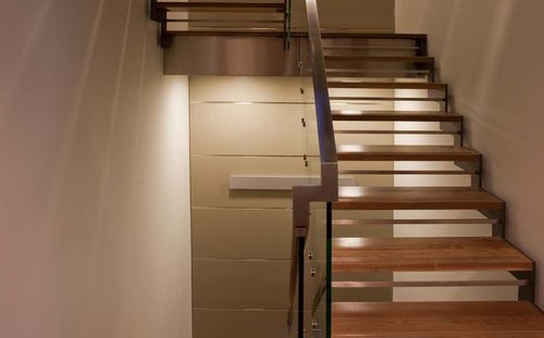 Halbgewendelte Treppe - CATHERINE PLACE - Canal Engineering - Holzstufen / modern / Wangen