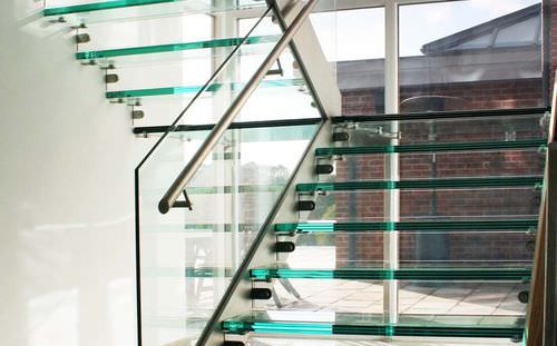 Halbgewendelte Treppe - BUTTERY - Canal Engineering - gerade / Glasstufen / mit Glasstruktur