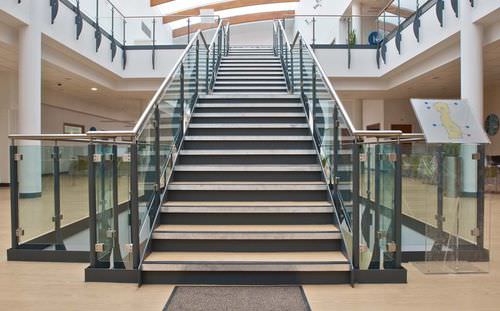 Gerade Treppe - QUEENS MEDICAL - Canal Engineering - Betonstufen / mit Metallstruktur / für Geschäftsgebäude