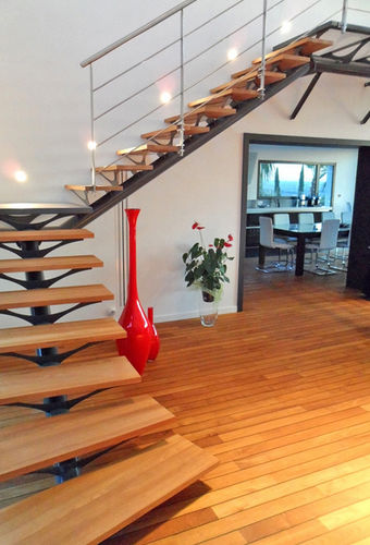 Gerade Treppe - KOCENTRIK - KOZAC - viertelgewendelt / Holzstufen / Glasstufen
