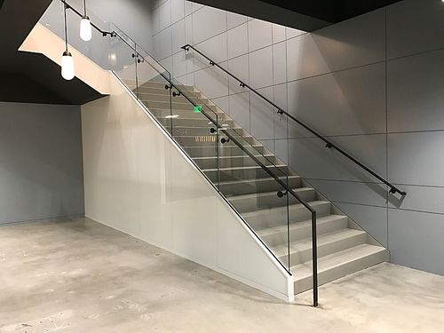 Viertelgewendelte Treppe - Couturier Iron Craft - Betonstufen / mit Stahlstruktur / modern