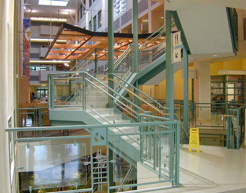 Halbgewendelte Treppe - 6498  - Couturier Iron Craft - Betonstufen / mit Metallstruktur / für Geschäftsgebäude