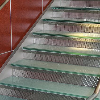 Halbgewendelte Treppe - ULTIMATE PRIVACY™  - Aag-glass - gerade / Glasstufen / mit Metallstruktur