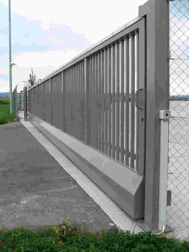 Schiebetor - LOURD - Jacot des Combes - Metall / mit Stangen / motorisiert