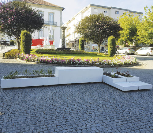 Bank für den öffentlichen Raum / mit Blumenkasten - MUL R1 - 01401 - A Amop Synergies - modern / Beton / ohne Rückenlehne