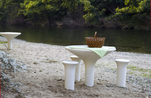 Moderner Hocker - AMOPLAY : BENCH - A Amop Synergies - Beton / mit Mittelfuß / für Gewerbegebrauch