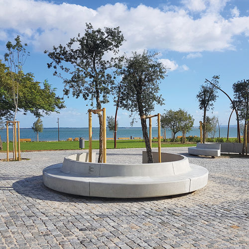 Moderne Bank für den öffentlichen Raum - TEJO Convex - A Amop Synergies - Beton / COR-TEN®-Stahl / mit Rückenlehne