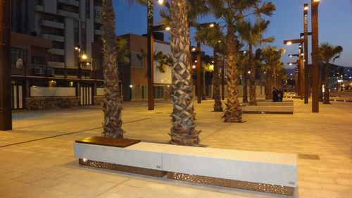 Moderne Bank für den öffentlichen Raum - SOLTAS : ALGECIRAS W - A Amop Synergies - Holz / Cortenstahl / Beton