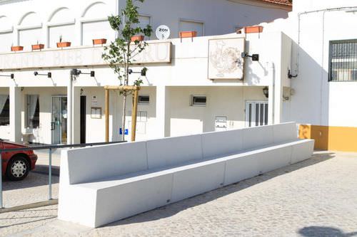 Moderne Bank für den öffentlichen Raum - MIA - A Amop Synergies - Beton / mit Rückenlehne / modular