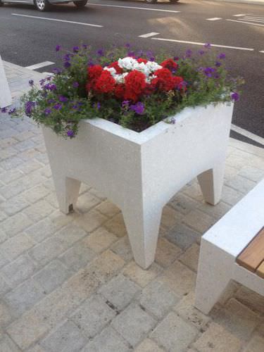 Beton-Pflanzkübel - LORD: Planters - A Amop Synergies - quadratisch / modern / für öffentliche Bereiche
