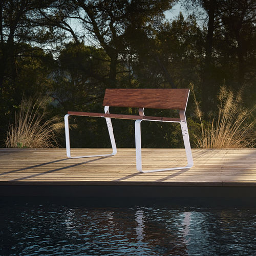 Moderne Gartenbank - KAISEKI - CYRIA | Mobilier Urbain - Holz / thermolackierter Stahl / mit Rückenlehne