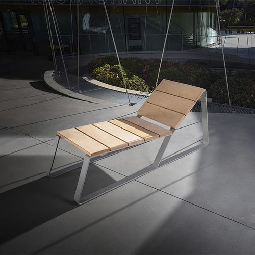 Moderne Sonnenliege - KAISEKI - CYRIA | Mobilier Urbain - Holz / thermolackierter Stahl / für Strand