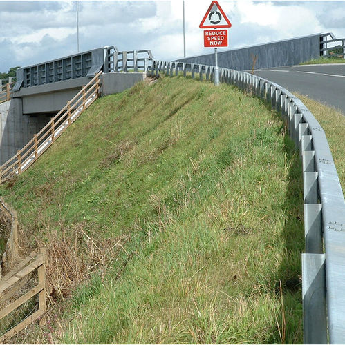 Naturstein-Stützmauer - TENSARTECH® NATURALGREEN™ - Tensar International - auf bewehrter Erde / für Brückenbau / Verkehr