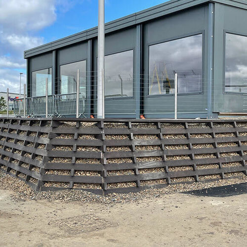 Stützmauer auf bewehrter Erde - ECOCRIB - Tensar International - Beton / Holz / Recyclingkunststoff