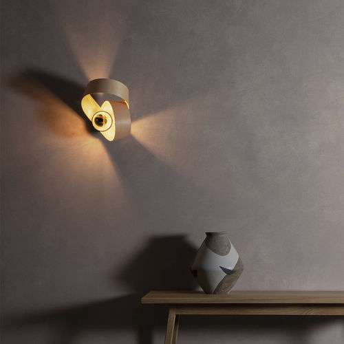 Moderne Wandleuchte - VERSO  - Tom Raffield - für den Innenraum / Eiche / Nussbaum