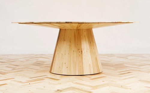 Moderner Tisch - WASTE NOT WANT NOT - studiomama - Holz / rund / aus wiederverwertetem Material