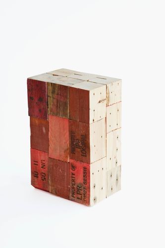 Moderner Hocker - PALLET  - studiomama - Holz / mit Mittelfuß / aus wiederverwertetem Material