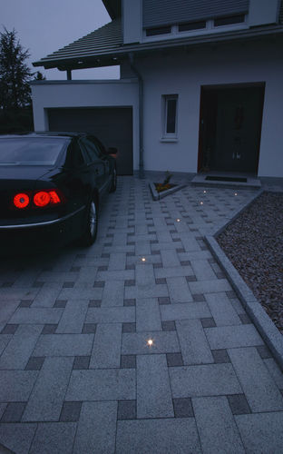 Betonpflasterstein - Kronimus AG Betonsteinwerke - beleuchtet / Fußgänger / LED