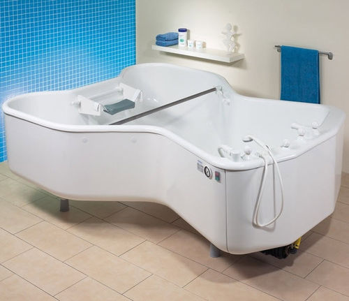 Badewanne für Physiotherapie - BUTTERFLY-SHAPED - Trautwein - auf Füßen / medizinisch / Acryl