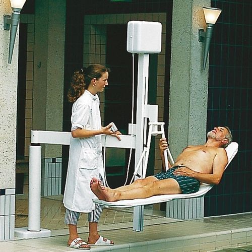 Patientenlifter für Pool - POOLI - Trautwein - elektrisch / bodenstehend / für Humanmedizin