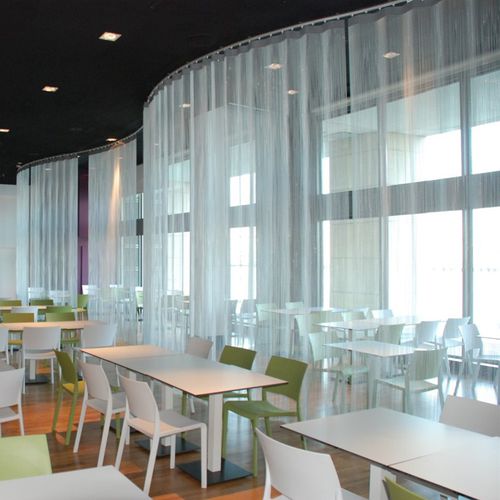 Netzraumteiler - CURVED, MOBILE  - KriskaDECOR - Metall / für Restaurants / hängend