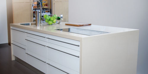 Quartzkomposit-Arbeitsplatte - ALASKA - COMPAC The Surfaces Company - für Küche / mit abgerundeten Kanten
