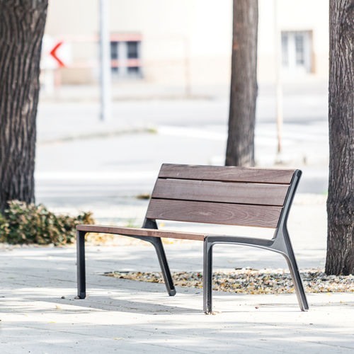 Moderne Bank für den öffentlichen Raum - MIELA - mmcité street furniture - Laubholz / Akazie / Aluminiumguss