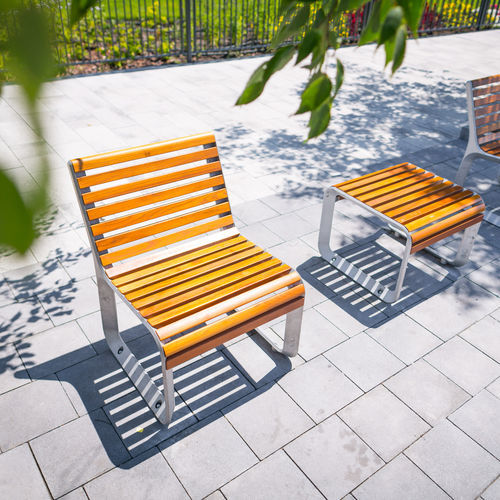 Moderner Stuhl - PORTIQOA - mmcité street furniture - für Außenbereich / Laubholz / Akazie