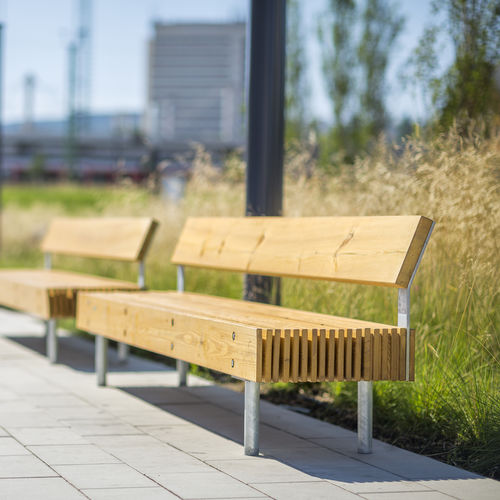 Moderne Bank für den öffentlichen Raum - WOODY - mmcité street furniture - Laubholz / Kiefer / galvanisiertem Stahl