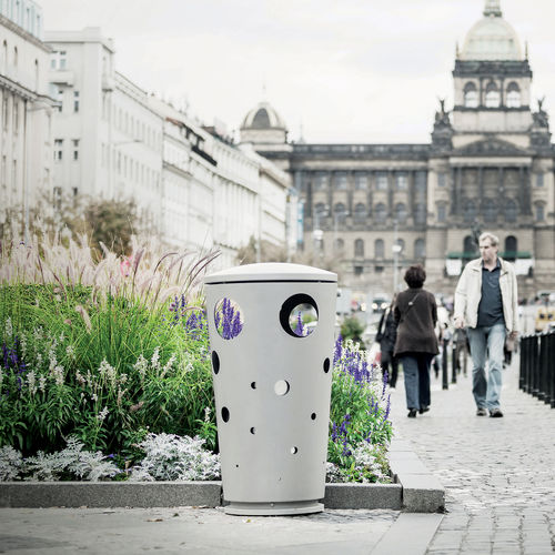 Park-Abfallbehälter - SWISSBIN - mmcité street furniture - galvanisiertem Stahl / mit Deckel / für Außenbereich