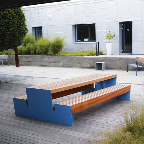 Moderner Picknicktisch - BLOCQ - mmcité street furniture - Laubholz / Kiefer / Gestell aus galvanisiertem Stahl