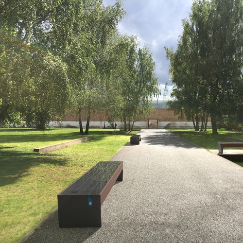 Moderne Bank für den öffentlichen Raum - BLOCQ SOLAR - mmcité street furniture - Holz / galvanisiertem Stahl / Glas