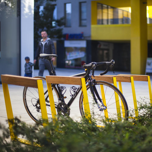 Bodenstehender Fahrradständer - BIKEBLOCQ - mmcité street furniture - für öffentliche Bereiche / galvanisiertem Stahl / Holz