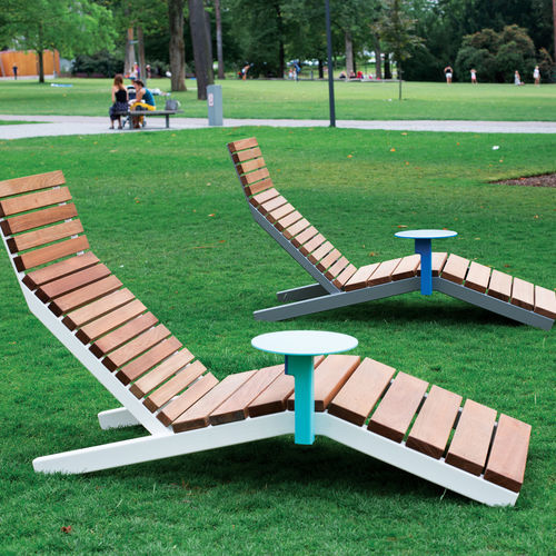 Moderne Sonnenliege - RIVAGE - mmcité street furniture - Tropenholz / Massivholz / Edelstahl