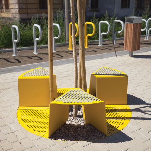 Rundes Baumgitter - SINUS - mmcité street furniture - galvanisiertem Stahl / mit integrierter öffentlicher Bank