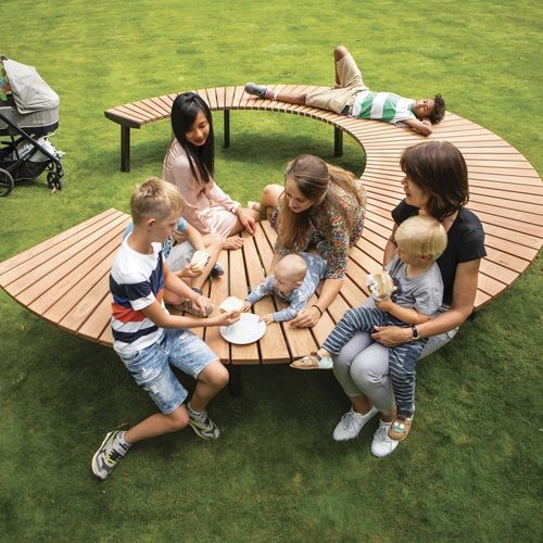 Moderne Bank für den öffentlichen Raum - LAGO - mmcité street furniture - Laubholz / galvanisiertem Stahl / pulverbeschichteter Stahl